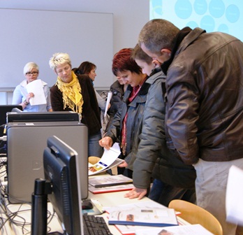 Dipl. P&auml;d. Krump informiert &uuml;ber den Unterricht in Informations- und Officemanagement